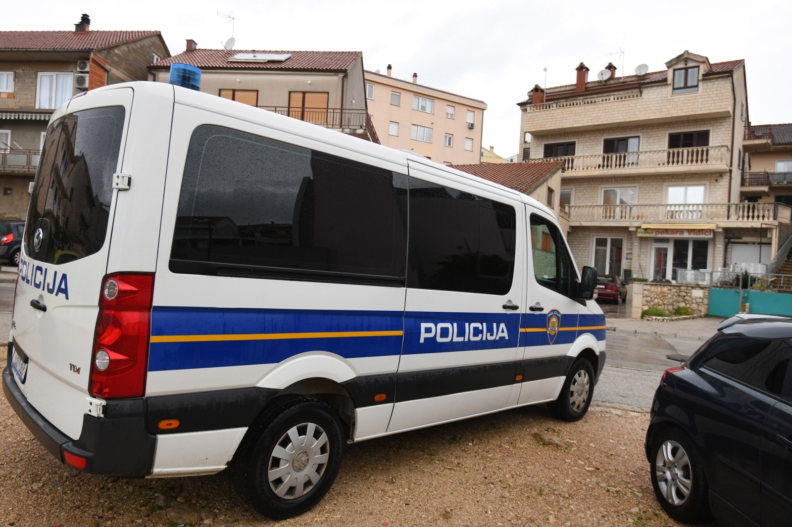 Šibenik: Policija ispred kuće četverostrukog ubojice Šibenik: Policija ispred kuće četverostrukog ubojice