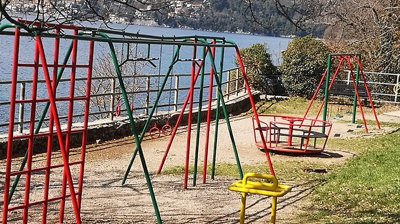 Na-šetnici-Milića-Jardasa-na-Costabeli-ofarbane-sprave-za-djecu