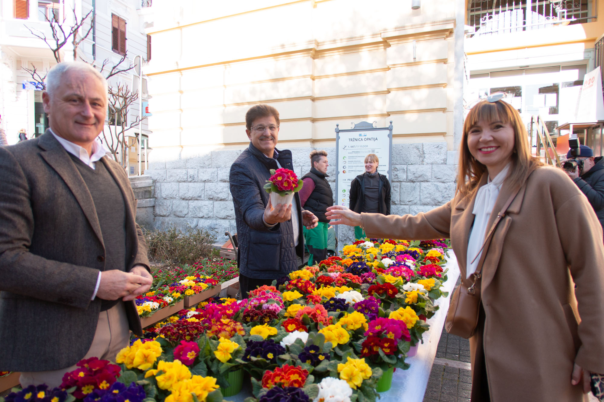 Opatija Dan Žena Ivo Dujmić Podjela Cvijeća Buket Placa Tržnica-2