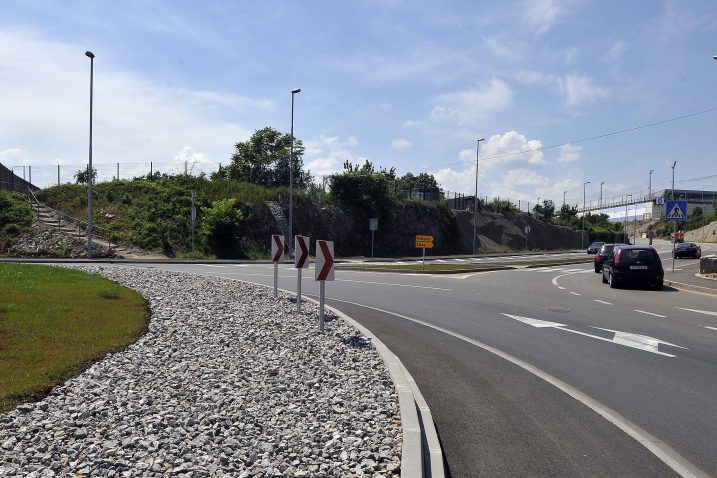 PROBLEMATICNI-KRUZNI-TOK-Pogresna-signalizacija-na-rotoru-na-Rujevici-vozace-dovodi-u-opasnost-717×478