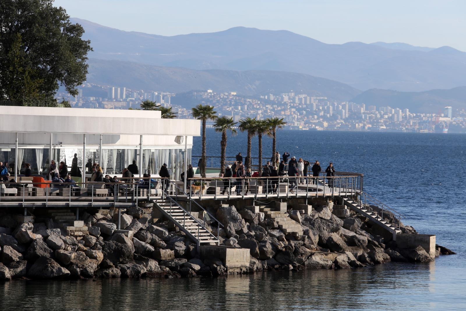Opatija: Mnogobrojni gosti uživaju u sunčanom danu i šetnji uz more