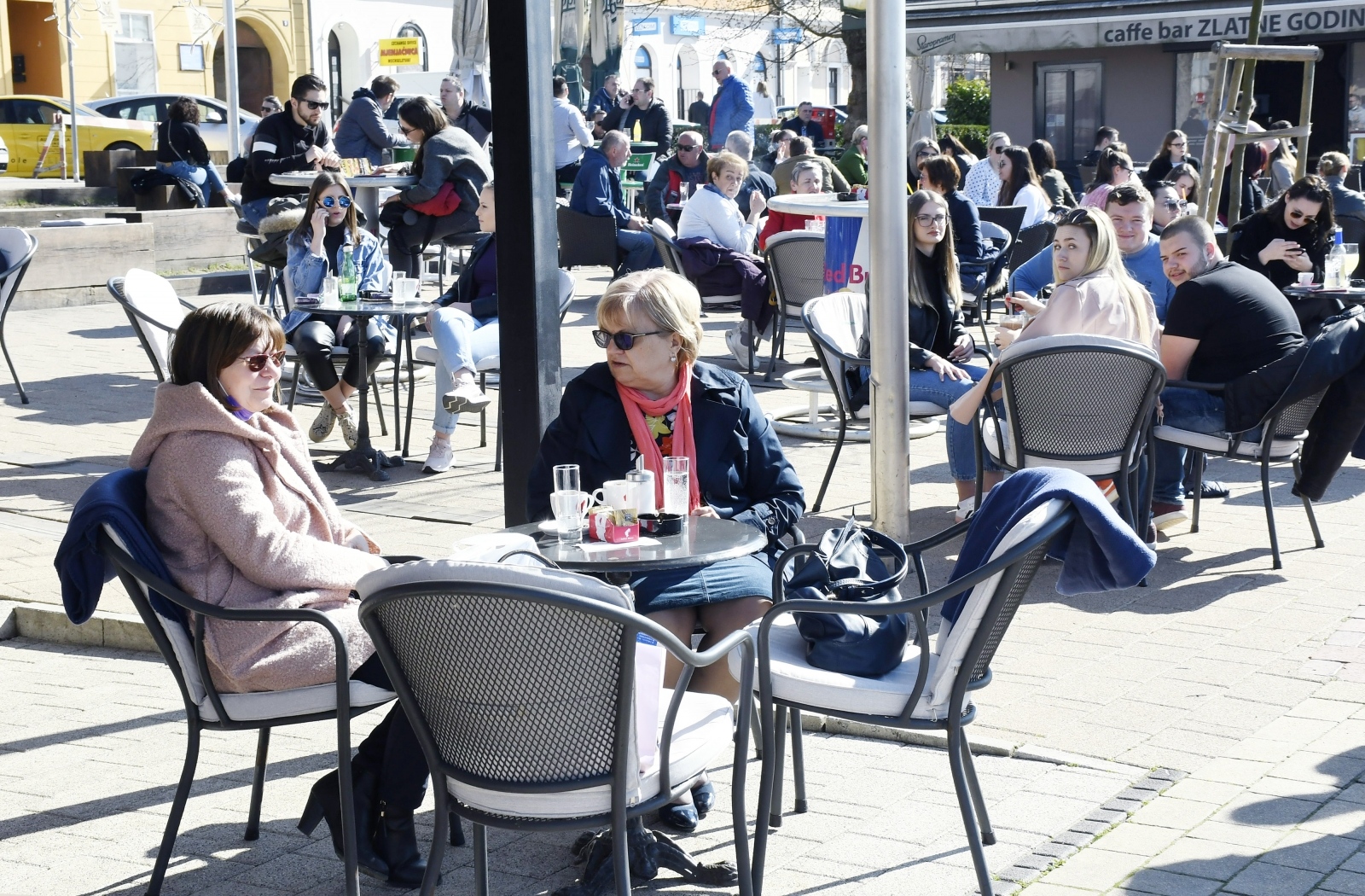 Sunčan dan na terase kafića privukao brojne Siščane