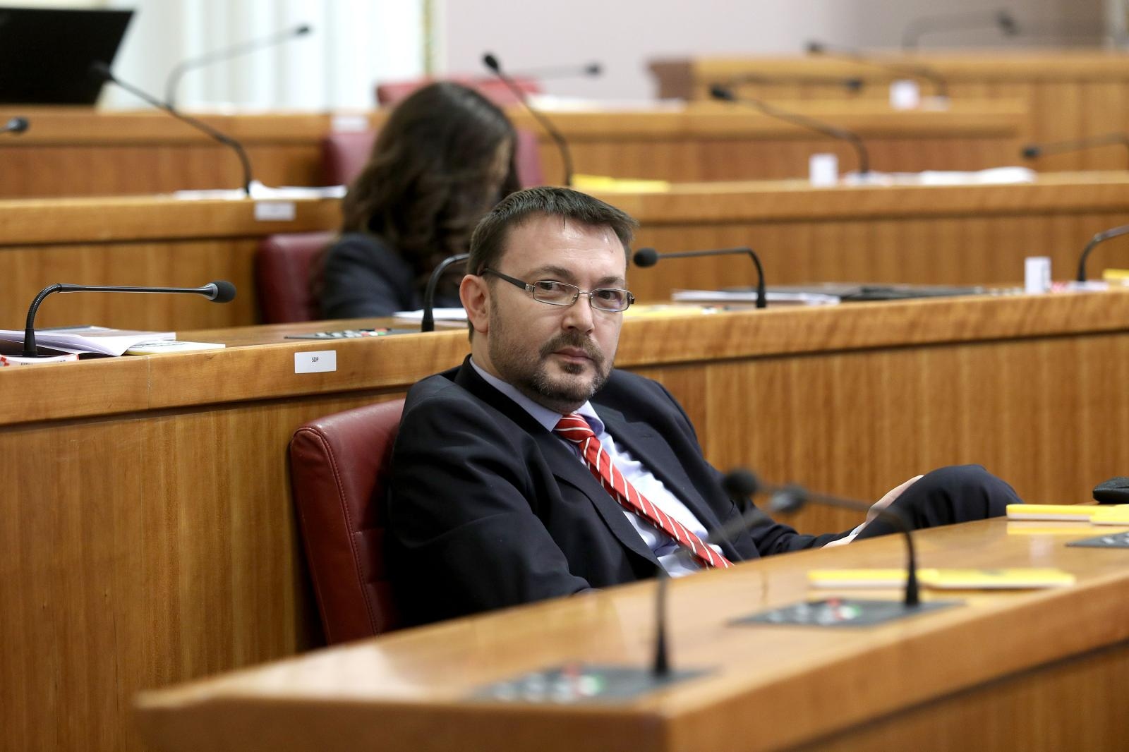 Arsen Bauk prosvjeduje ne noseći zaštitnu masku na sjednici Sabora
