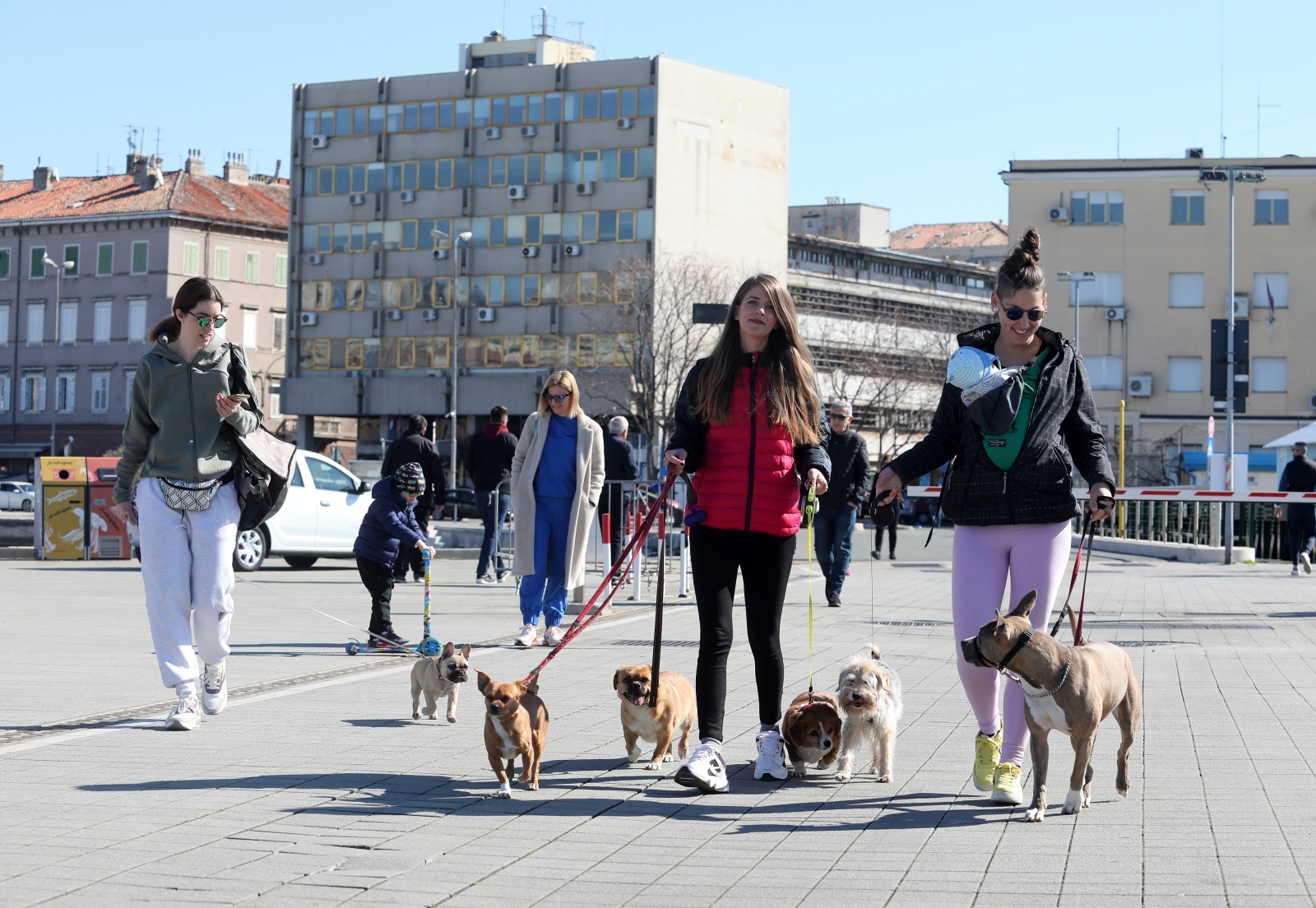 Rijeka: Ljudi uživaju u suncu i u šetnji