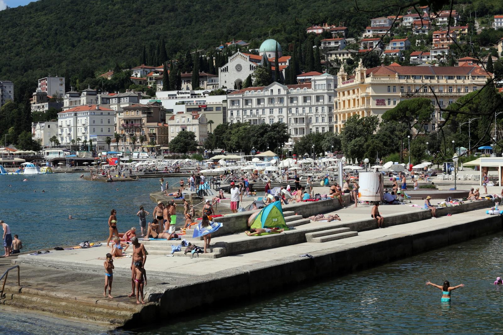 Opatija: Turisti na plažama i šetnicama