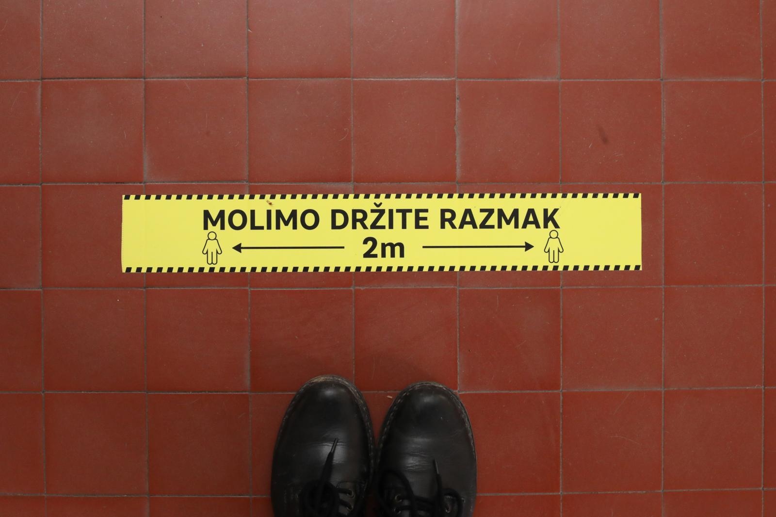 Obavezen razmak 2 metra Obavezen razmak 2 metra