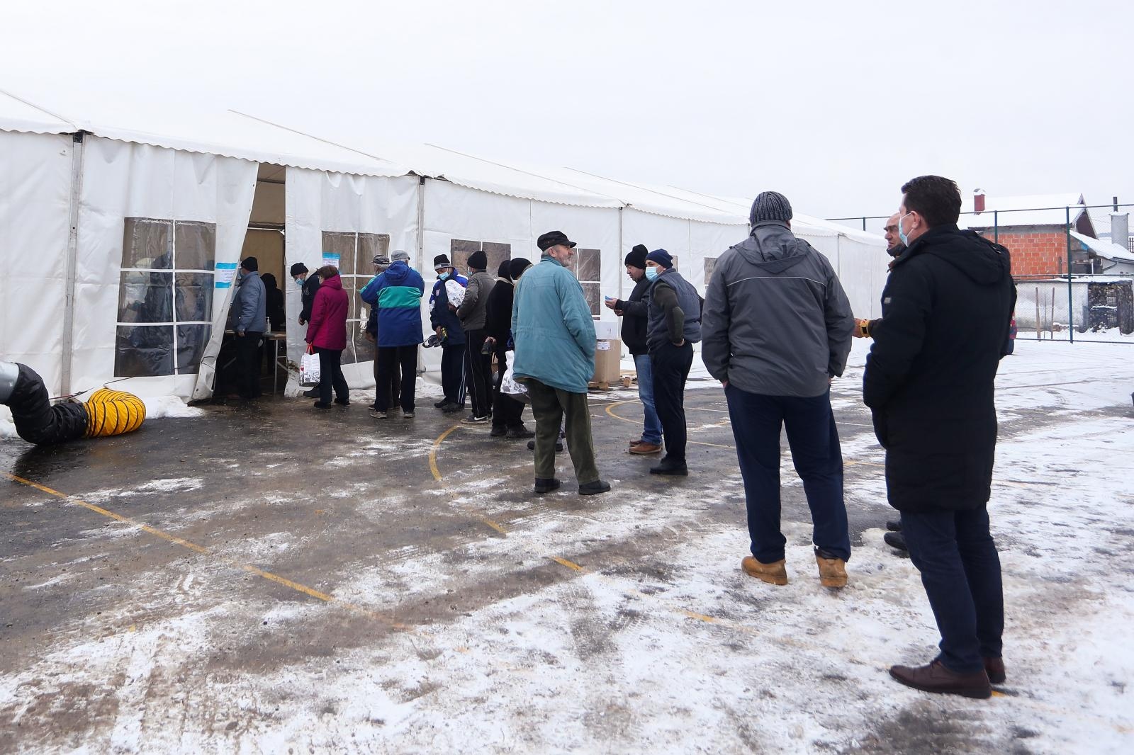 Djelatnici tvrtke Pleter gradjanima hranu dijele na novoj lokaciji u Petrinji Djelatnici tvrtke Pleter gradjanima hranu dijele na novoj lokaciji u Petrinji