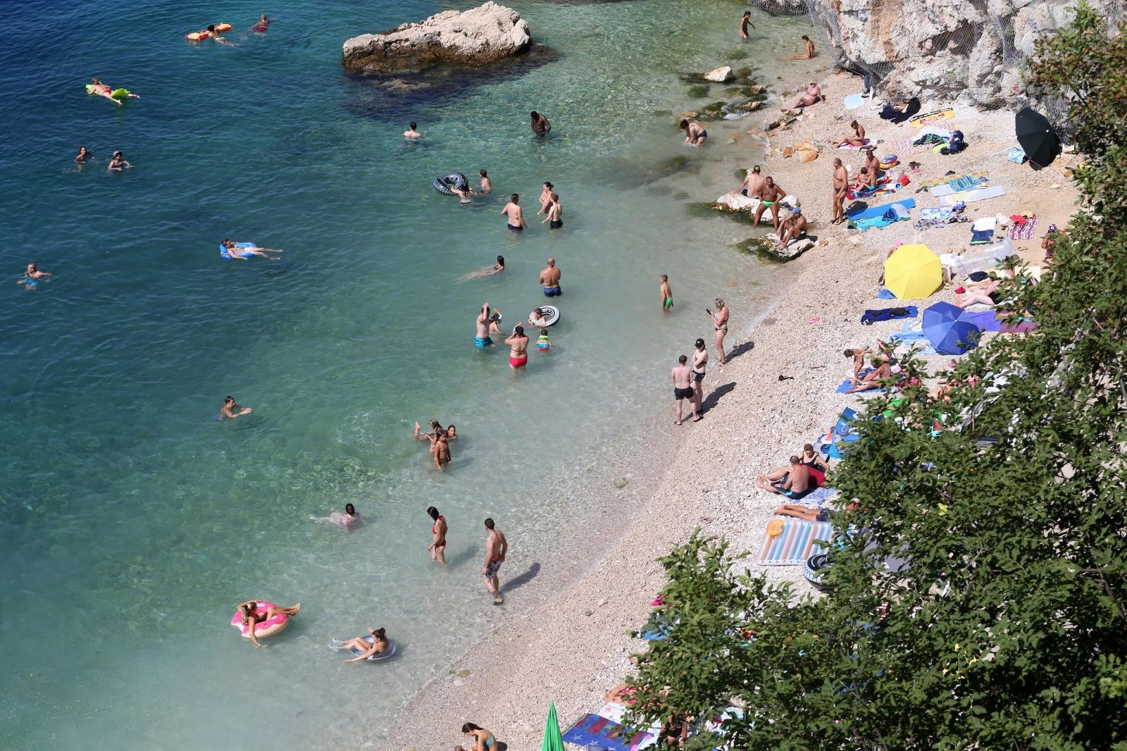Rijeka: Kupači na gradskoj plaži Sablićevo na Pećinama