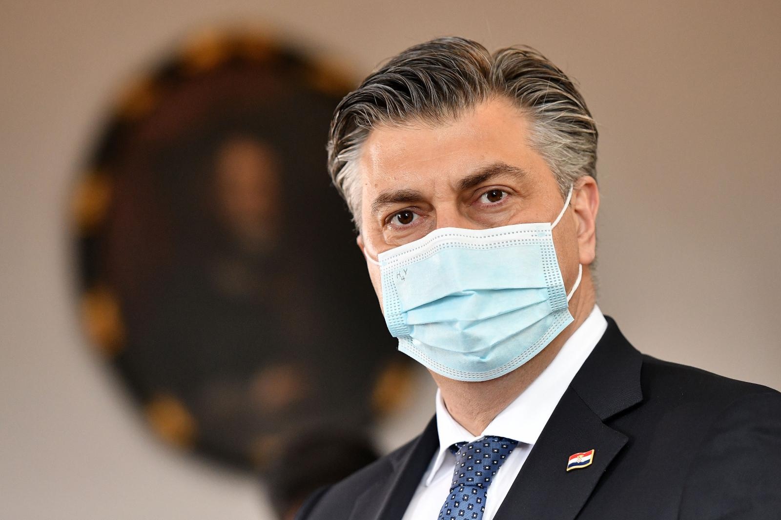 Plenković u posjetu Dvorcu Trakošćan gdje je uručeno 17 ugovora o sanaciji klizišta Plenković u posjetu Dvorcu Trakošćan gdje je uručeno 17 ugovora o sanaciji klizišta