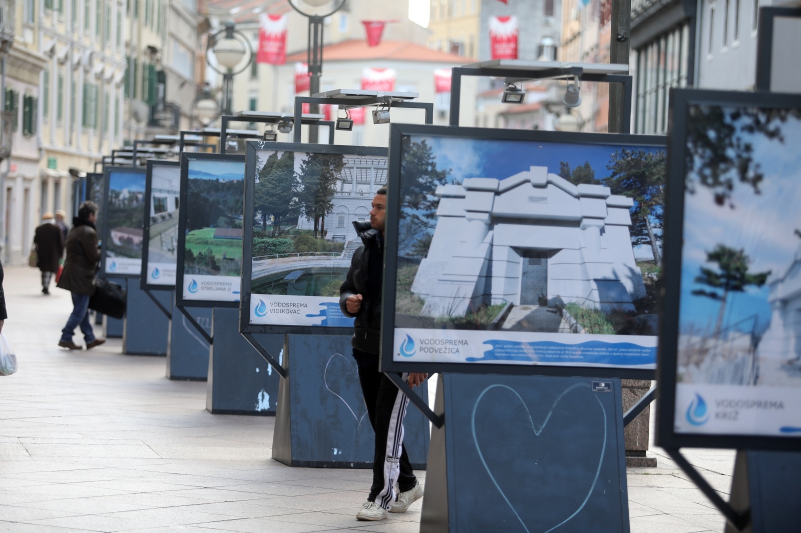 Rijeka: Na Korzu je otvorena izložba fotografija riječkih povijesnih vodosprema Rijeka: Na Korzu je otvorena izložba fotografija riječkih povijesnih vodosprema