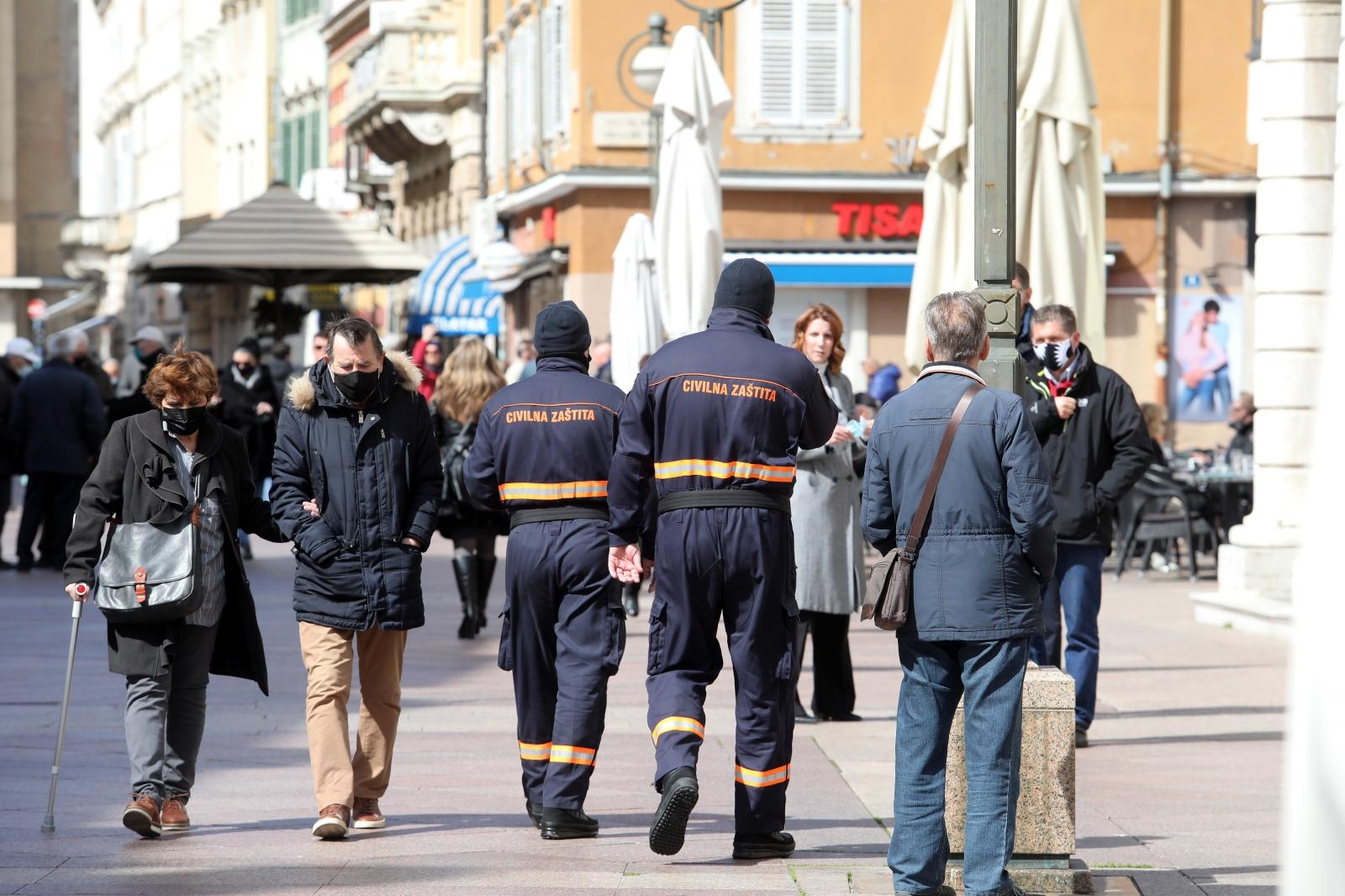 Rijeka: Pripadnici Civilne zaštite u patroli centrom grada Rijeka: Pripadnici Civilne zaštite u patroli centrom grada