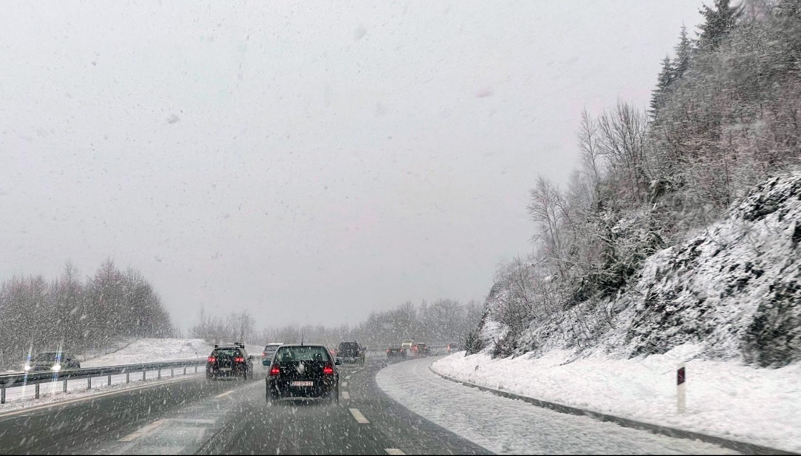 Gusti snijeg i poledica oteževaju prometovanje na autcesti A6 Zagreb – Rijeka Gusti snijeg i poledica oteževaju prometovanje na autcesti A6 Zagreb – Rijeka