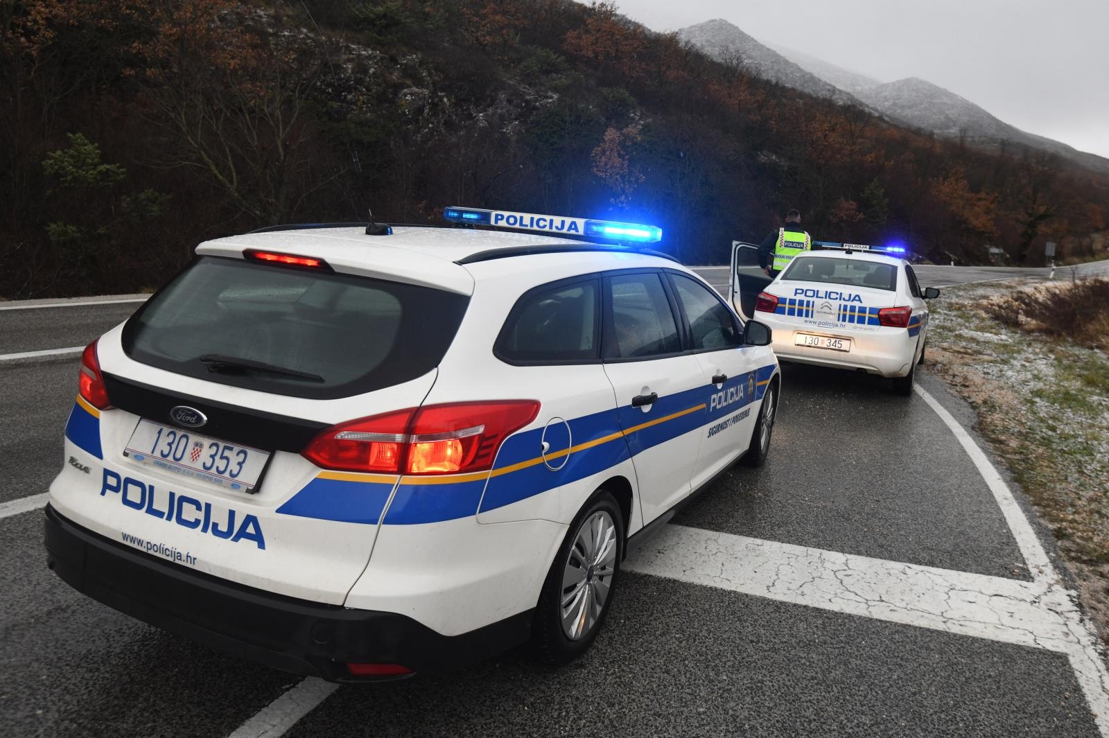 Na kninskom području zbog snijega zabranjen promet za kamione s prikolicom Na kninskom području zbog snijega zabranjen promet za kamione s prikolicom
