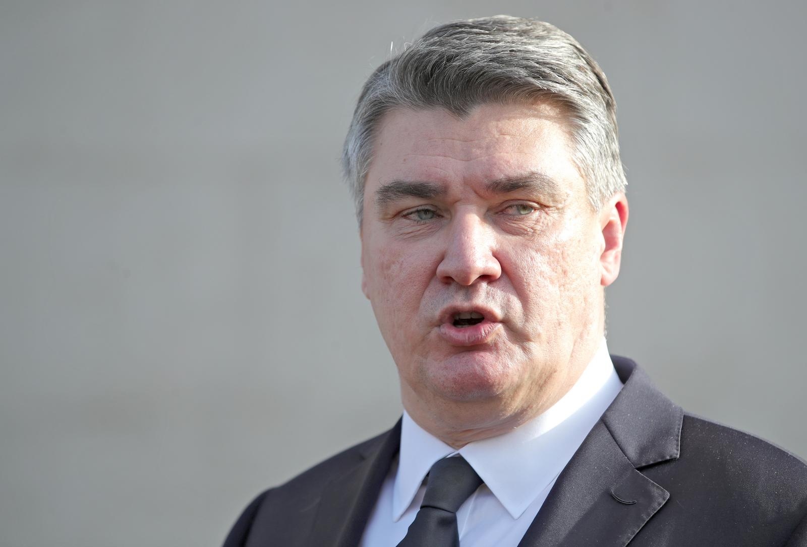 Zagreb: Predsjednik se obratio medijima nakon obilaska izložbe “Hrvatska svijetu” Zagreb: Predsjednik se obratio medijima nakon obilaska izložbe “Hrvatska svijetu”