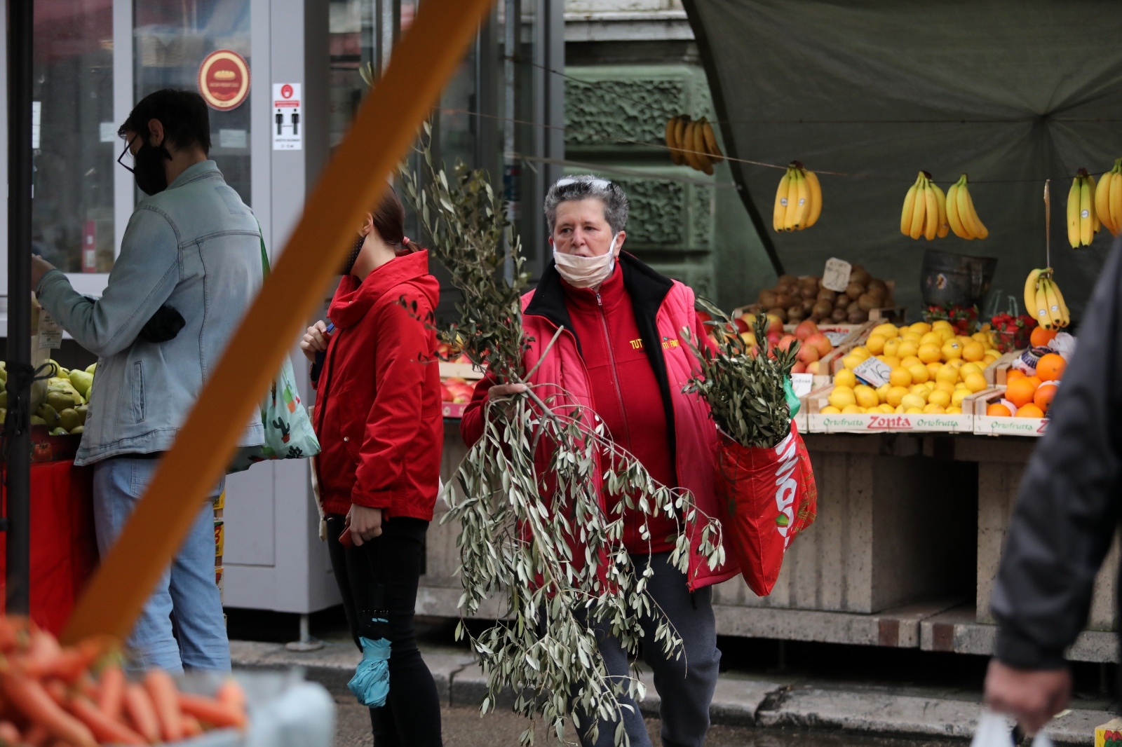 Rijeka: Građani kupuju maslinove grančice na gradskoj tržnici