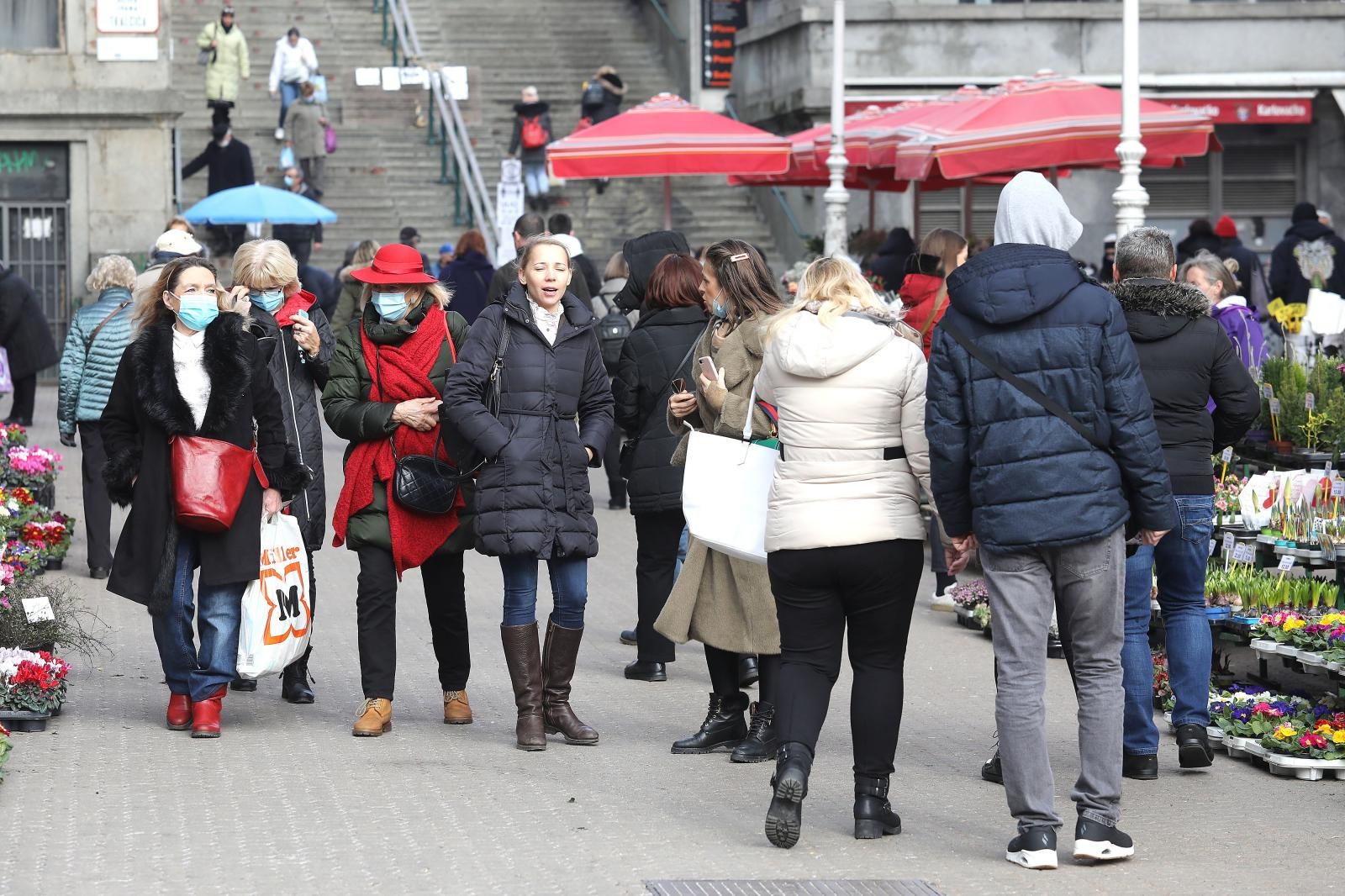 Zagreb: S porastom temperature građani željni druženja nalaze se na glavnom Trgu Zagreb: S porastom temperature građani željni druženja nalaze se na glavnom Trgu