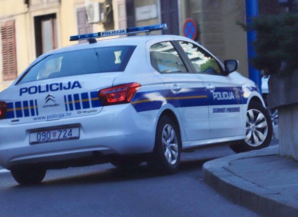 policija auto via roma 12
