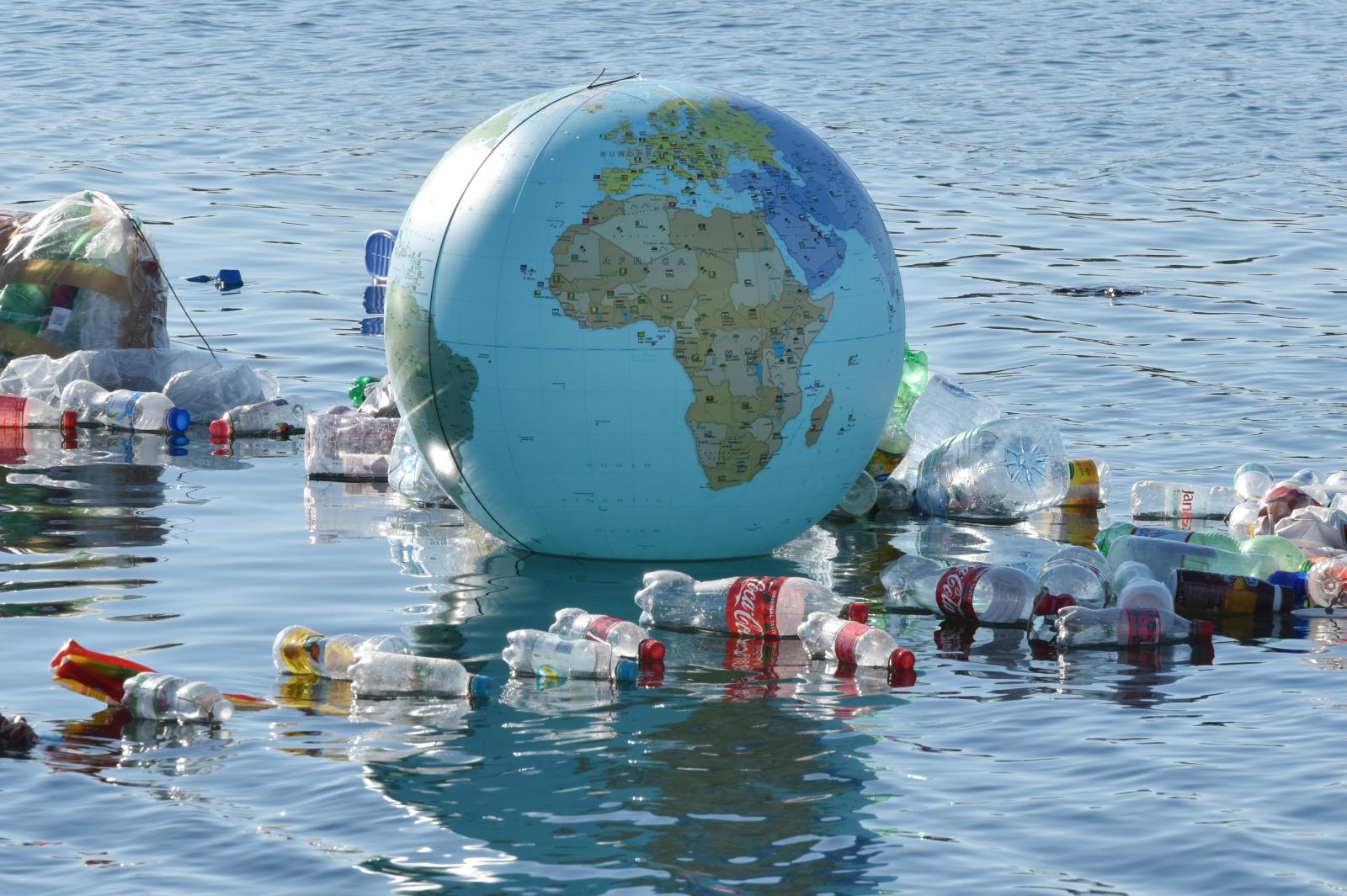 Šibenik: Na plaži Banj postavljena instalacija koja ukazuje na globalno zatopljenje i štetnost  plastike u moru