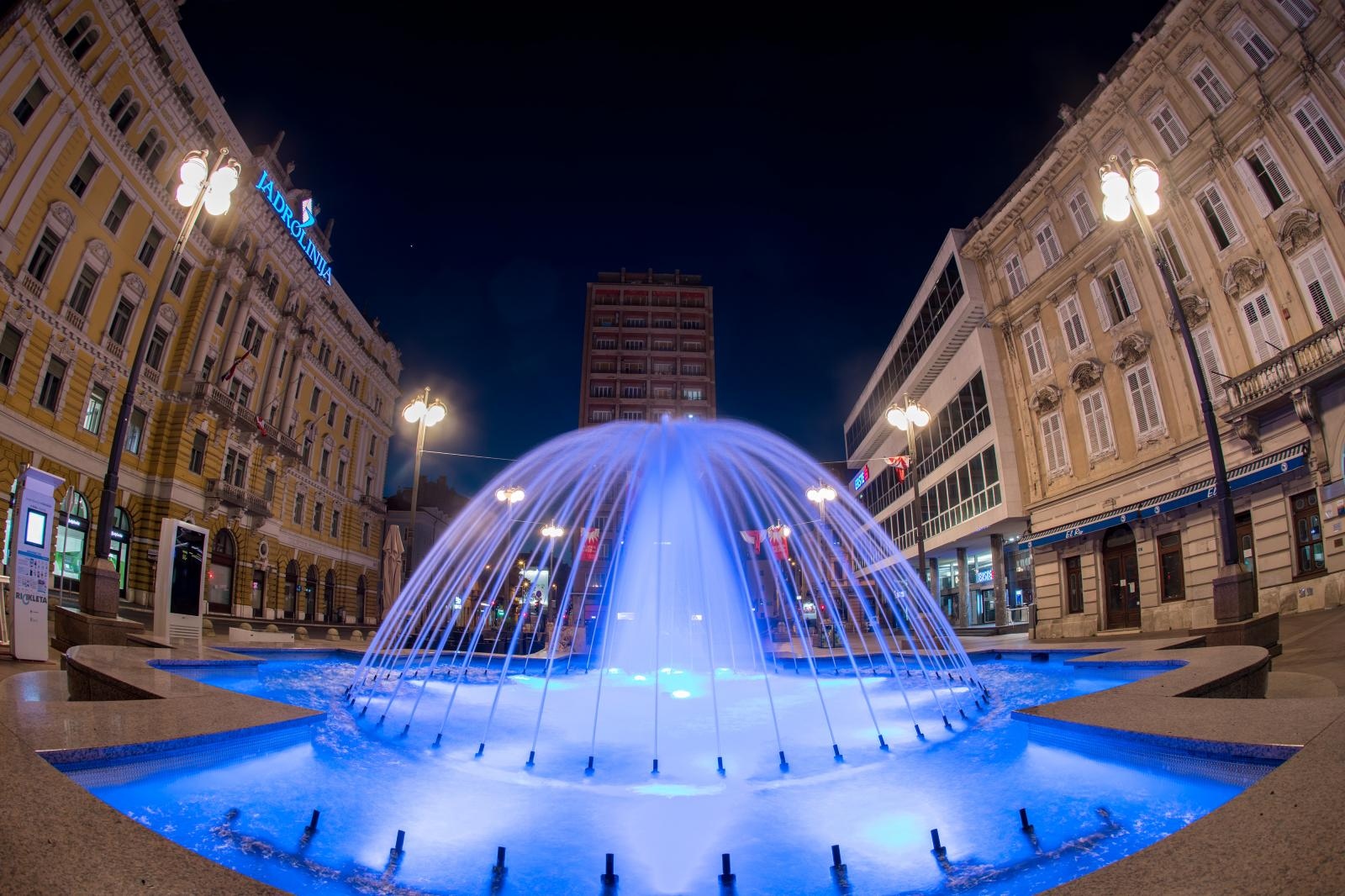 Rijeka: Povodom Svjetskog dana svjesnosti o autizmu fontane i dizalice osvjetljene u plavo