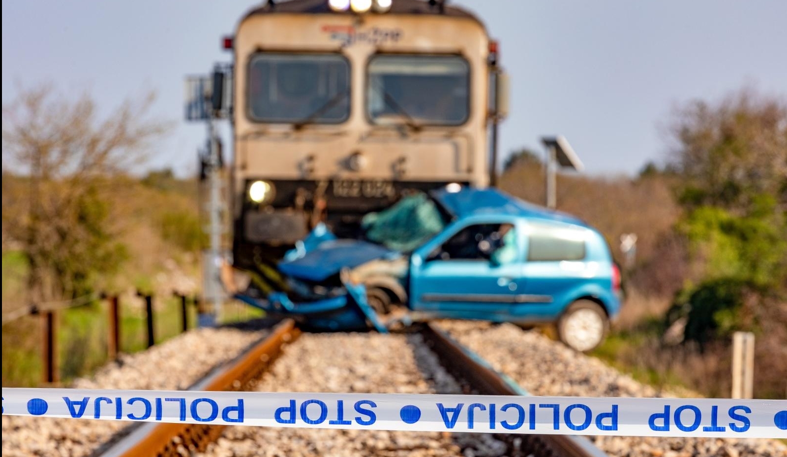 Vodnjan: Vlak naletio na automobil, jedna osoba poginula