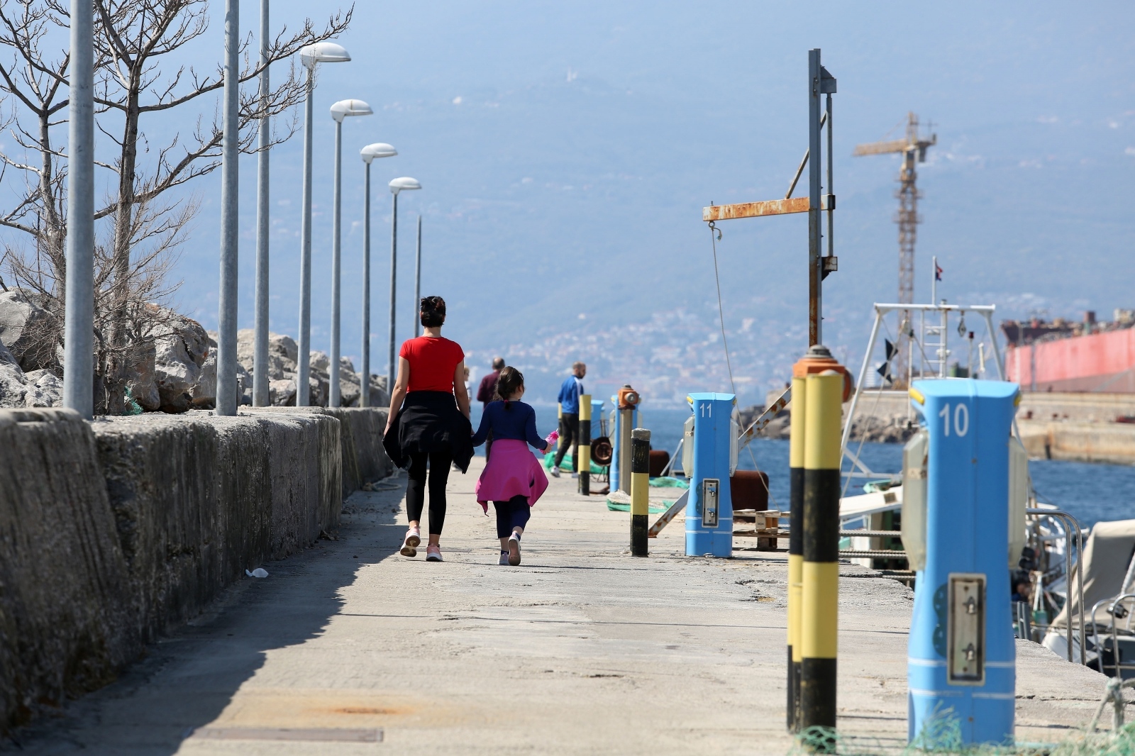 Rijeka: Šetači uživaju u nedjeljnom suncu na prostoru lučice Torpedo