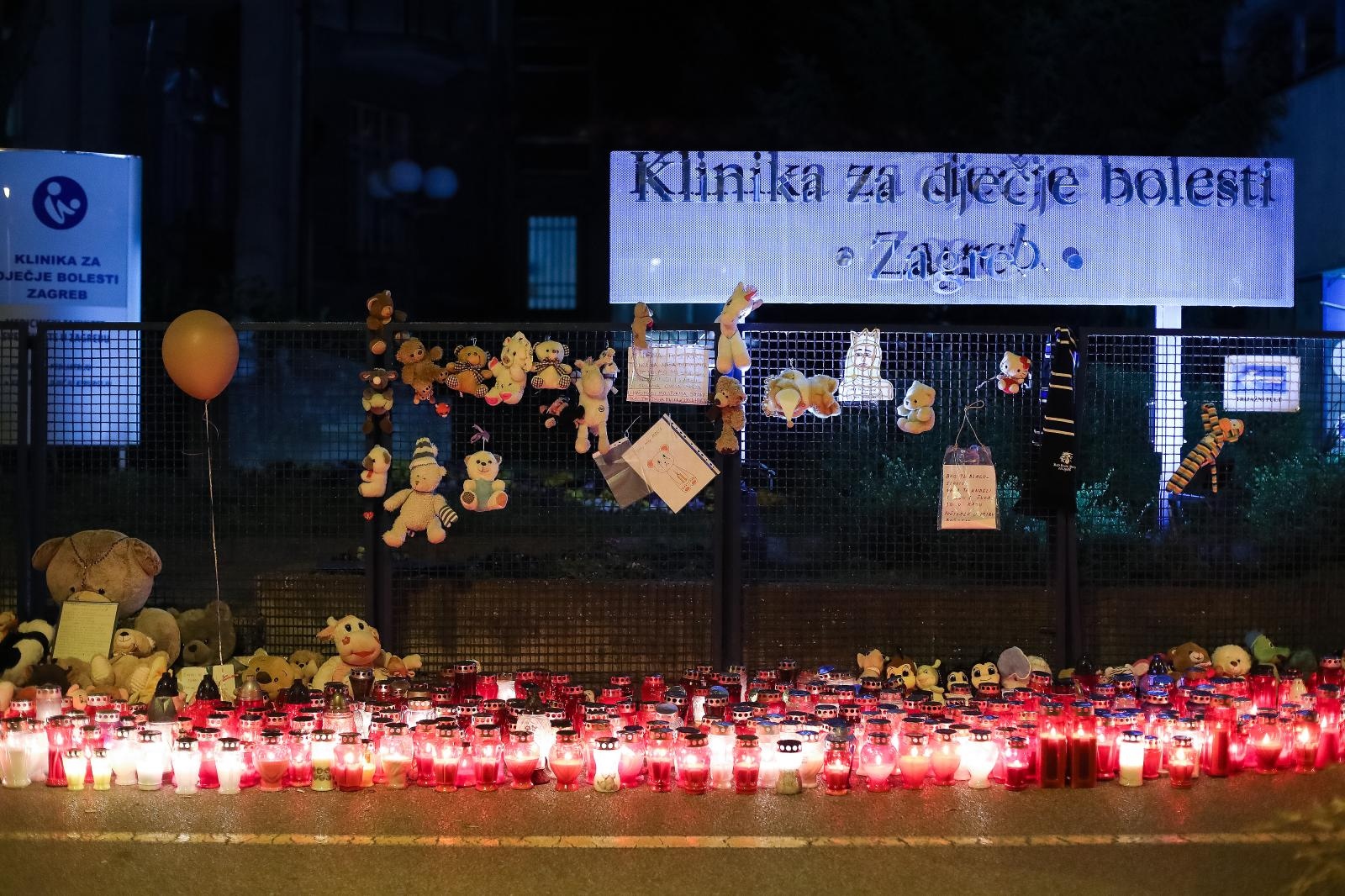 Građani ispred Klaićeve bolnice u Zagrebu ostavljaju plišane igračke i pale svijeće za preminulu djevojčicu