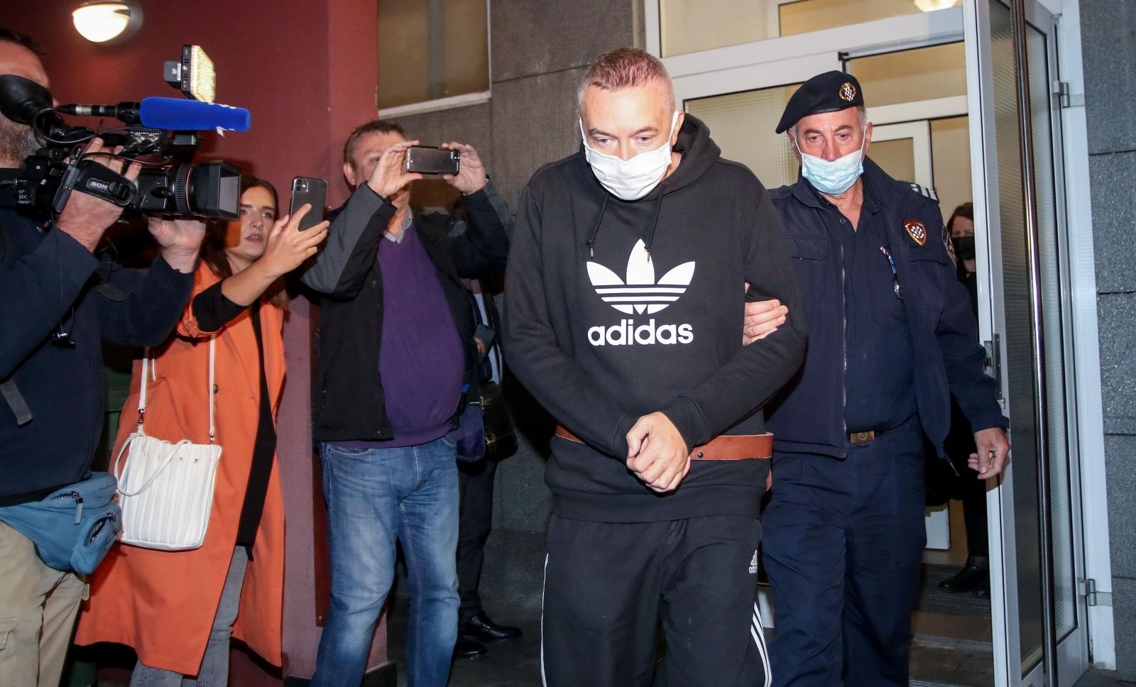 Zagreb: Policija dovela Dragana Kovačevića, bivšeg šefa Janafa na pretres nekretnine koju je koristio Zagreb: Policija dovela Dragana Kovačevića, bivšeg šefa Janafa na pretres nekretnine koju je koristio