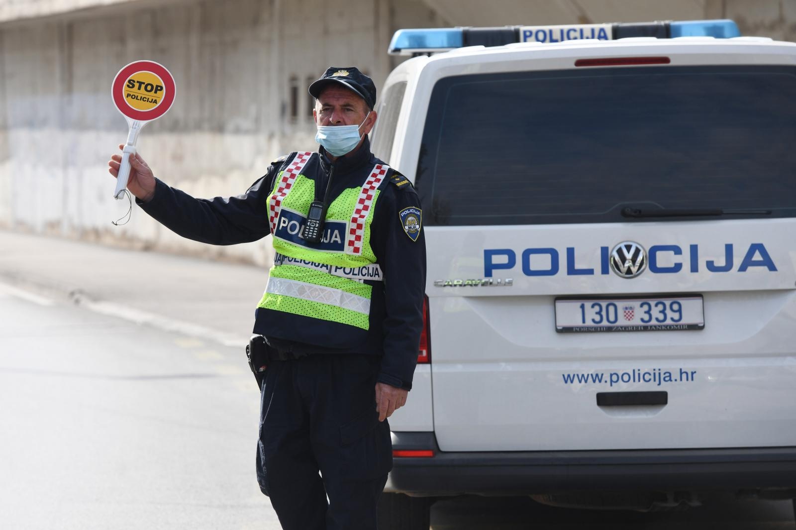 Šibenik: Policija zaustavljala vozačice i dijelila im ruže povodom Dana žena