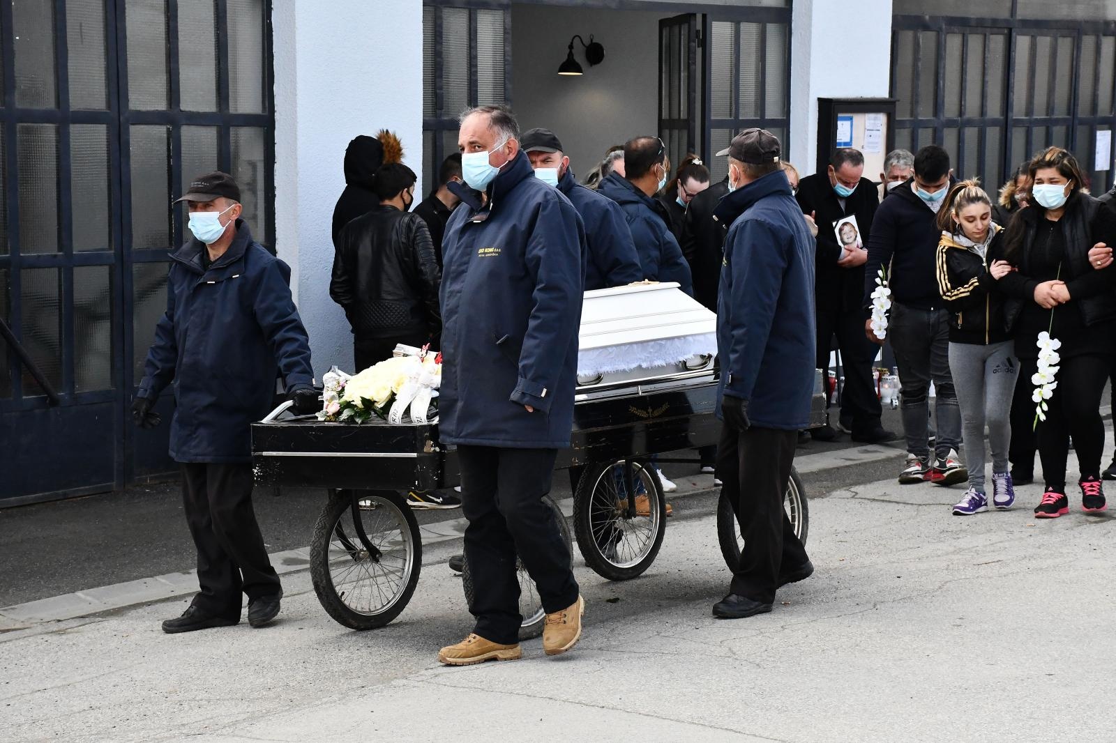 Pogreb djevojčice Nikoll na gradskom groblju u Novoj Gradiški
