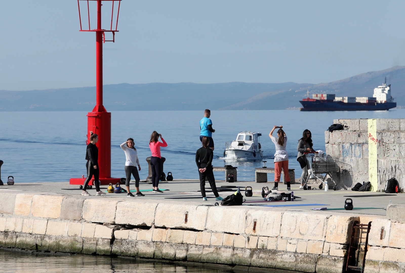 Rijeka: Grupa građana vježba uz more pod vodstvom trenerice