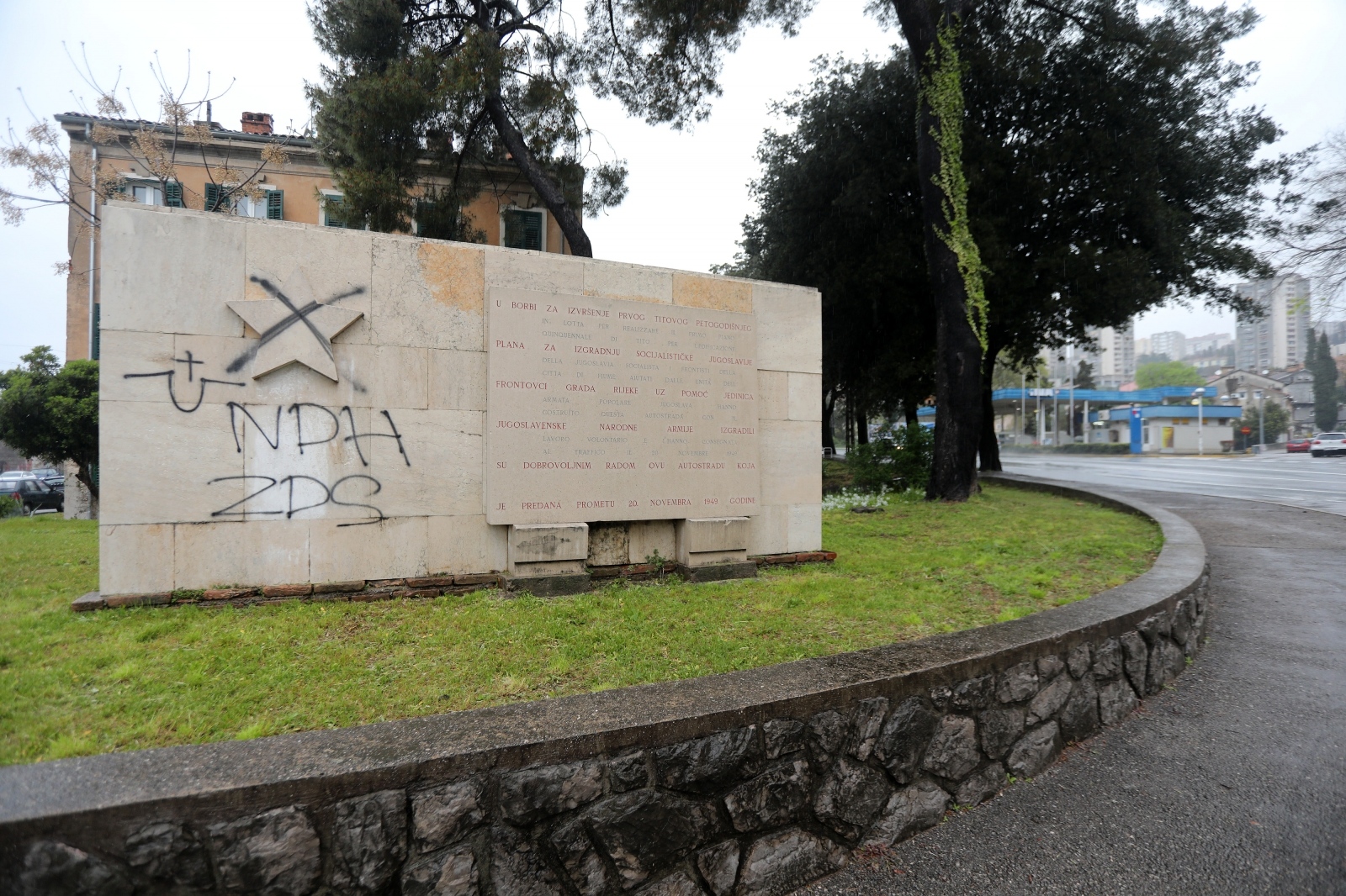 Rijeka: Antifašistički spomenik išaran ustaškim simbolima
