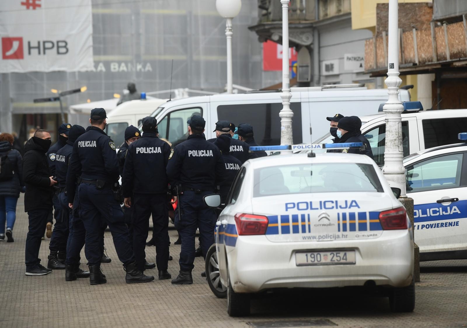 Zagreb: Veliki broj policajaca na Trgu bana Josipa Jelačića