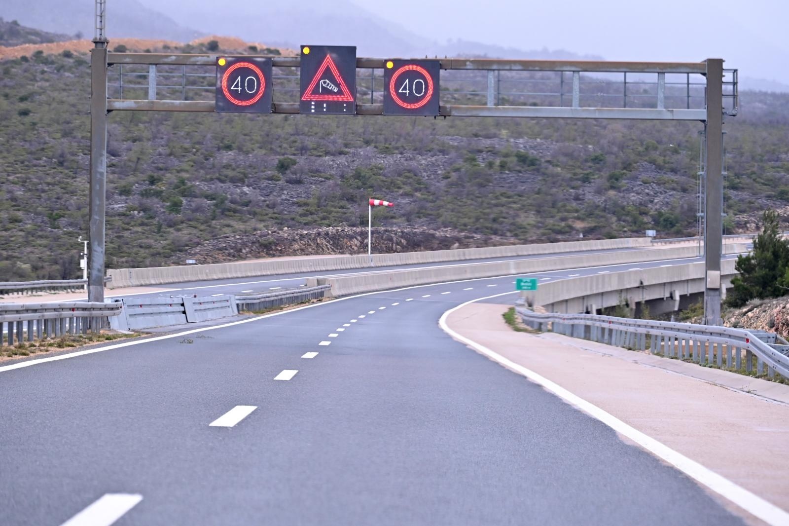 Na autocesti A1 otežan promet zbog snijega i vjetra, autocesta zatvorena za kamione