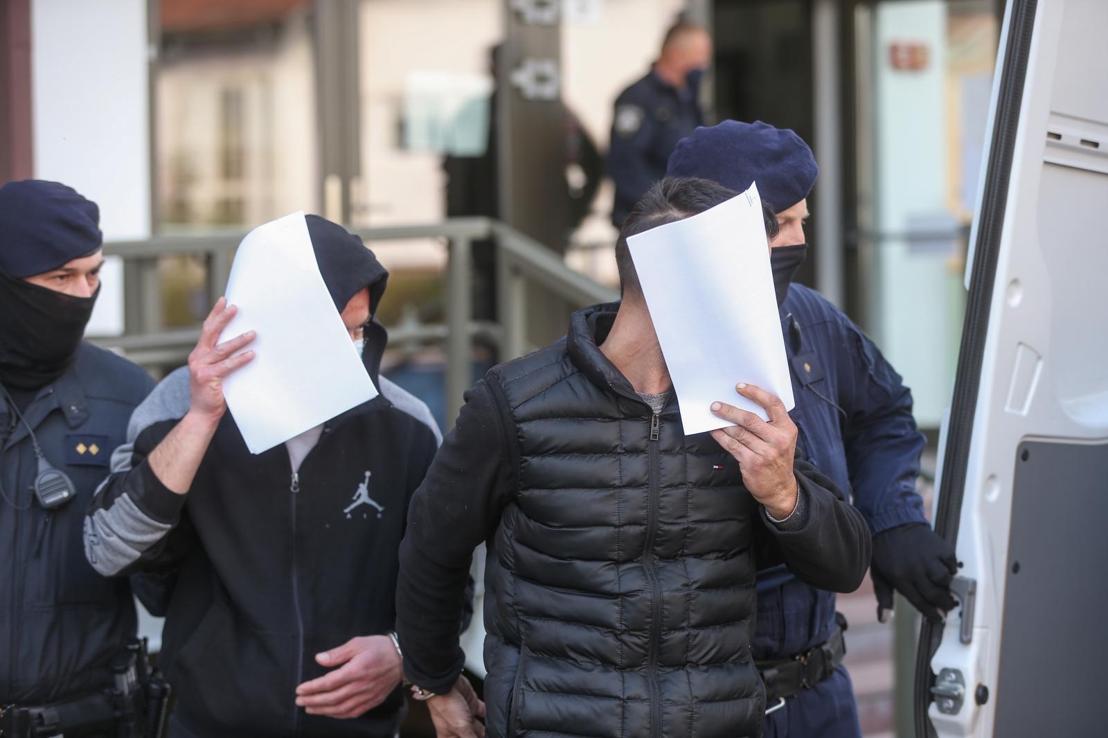 Na Županijski sud u Velikoj Gorici dovedene osobe osumnjičene za proizvodnju i prodaju droge Na Županijski sud u Velikoj Gorici dovedene osobe osumnjičene za proizvodnju i prodaju droge