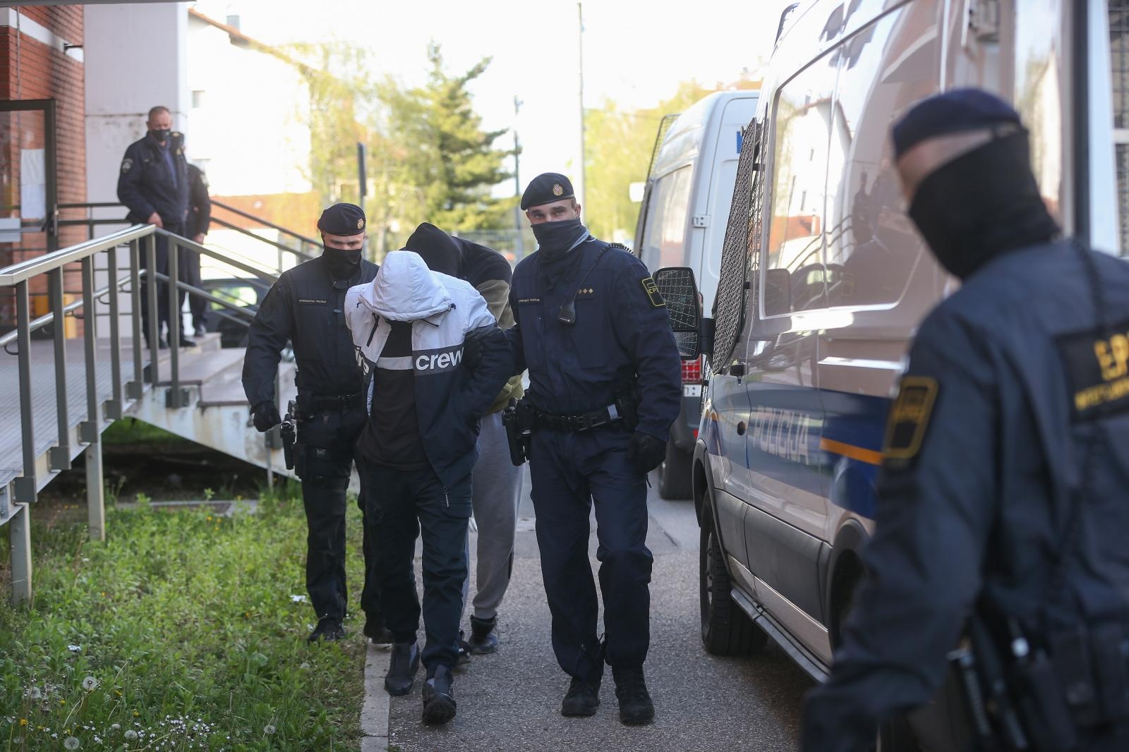 Na Županijski sud u Velikoj Gorici dovedene osobe osumnjičene za proizvodnju i prodaju droge Na Županijski sud u Velikoj Gorici dovedene osobe osumnjičene za proizvodnju i prodaju droge