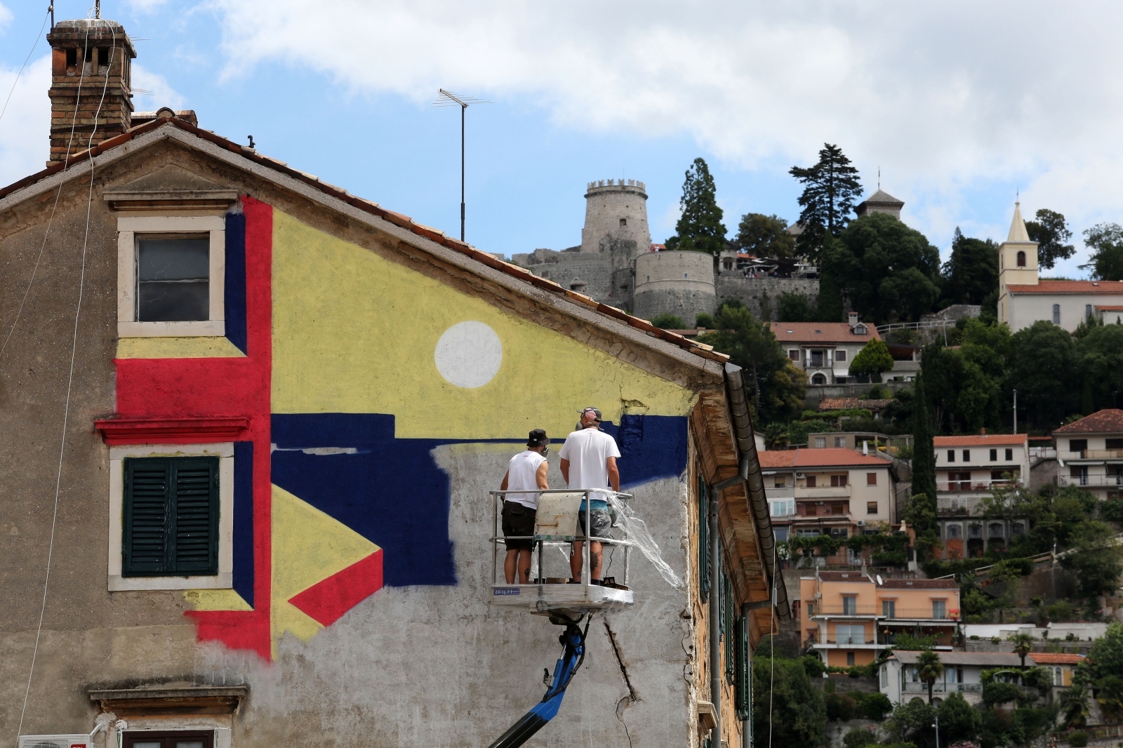 Grafiteri u Rijeci oslikavaju stare zgrade u sklopu projetka “Rijeka prijestolnica kulture” Grafiteri u Rijeci oslikavaju stare zgrade u sklopu projetka “Rijeka prijestolnica kulture”