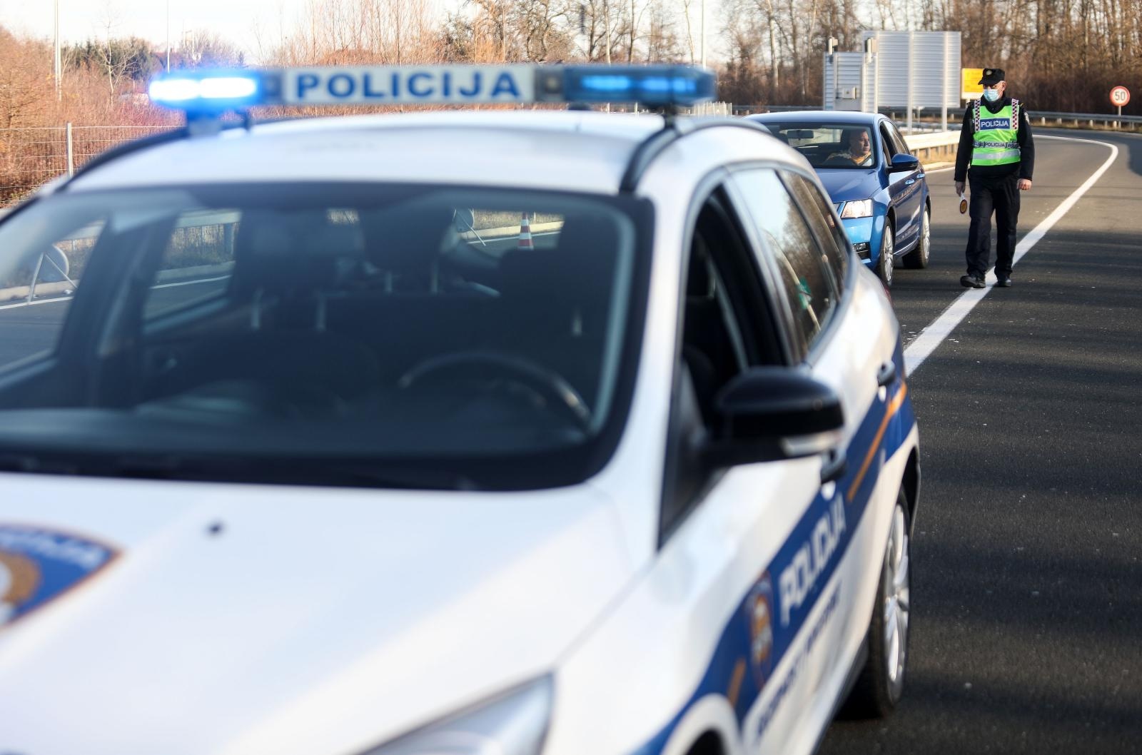 Policija na punktovima diljem Hrvatske provjerava propusnice Policija na punktovima diljem Hrvatske provjerava propusnice