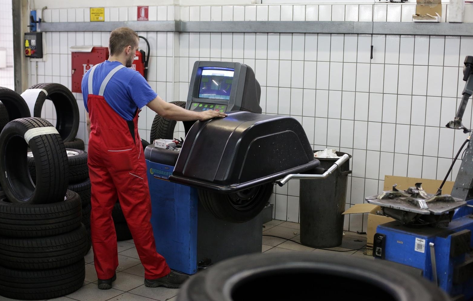 26.05.2015., Zagreb – Promjena automobilskih guma.Photo: Borna Filic/PIXSELL
