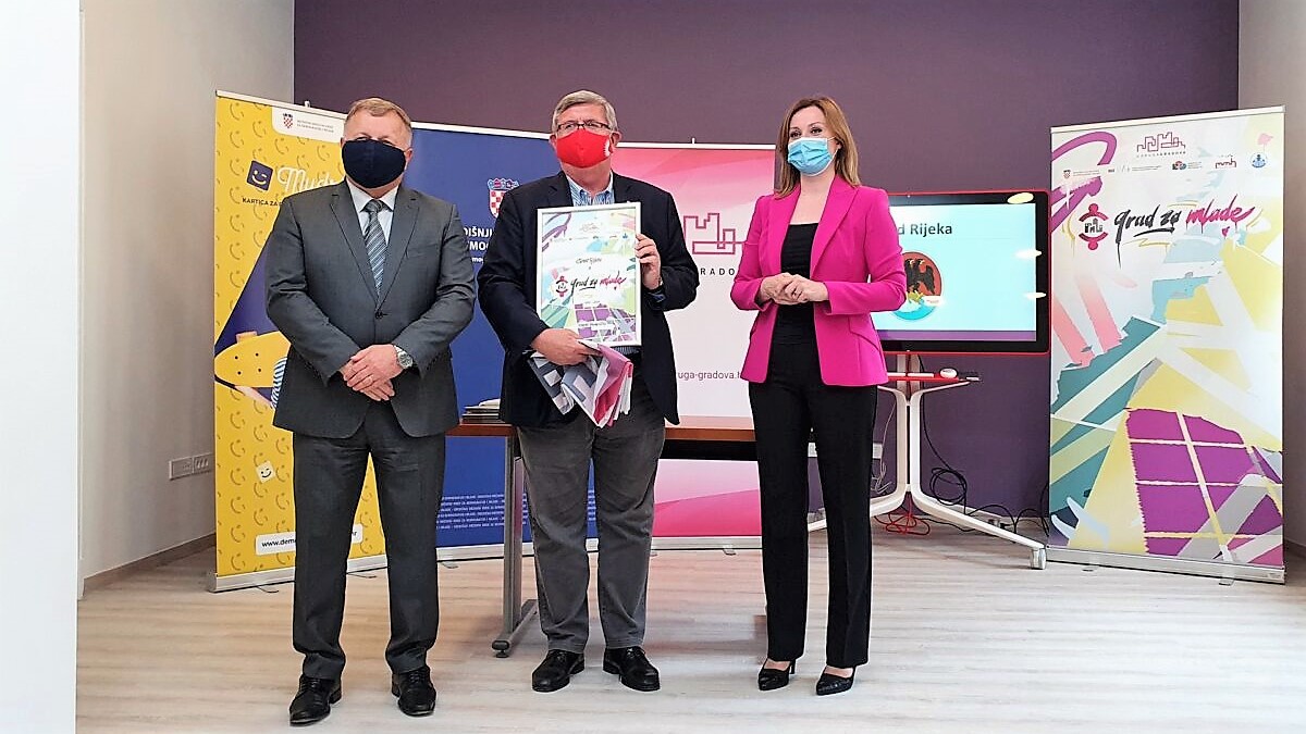 Službena-dodjela-certifikata-“Grad-za-mlade“-2-1200×800