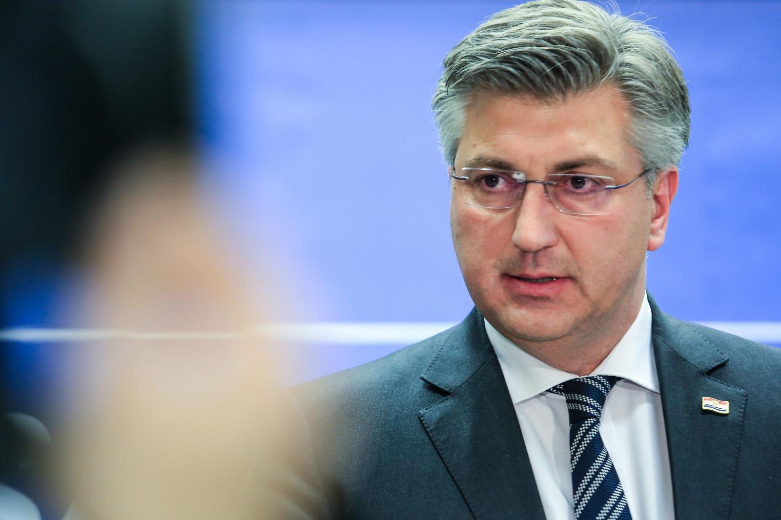 Plenković se obratio medijima nakon sjednice Predsjedništva HDZ-a Plenković se obratio medijima nakon sjednice Predsjedništva HDZ-a