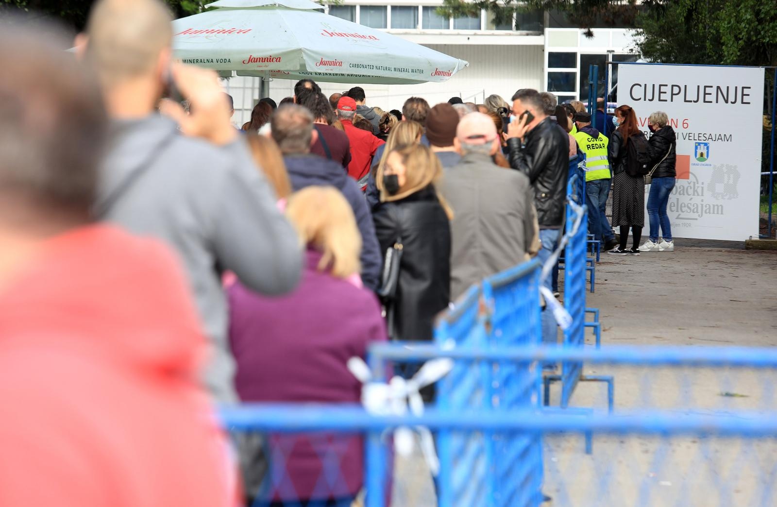 Zagreb: Na Velesajmu započelo cijepljenje turističkih djelatnika protiv koronavirusa Zagreb: Na Velesajmu započelo cijepljenje turističkih djelatnika protiv koronavirusa