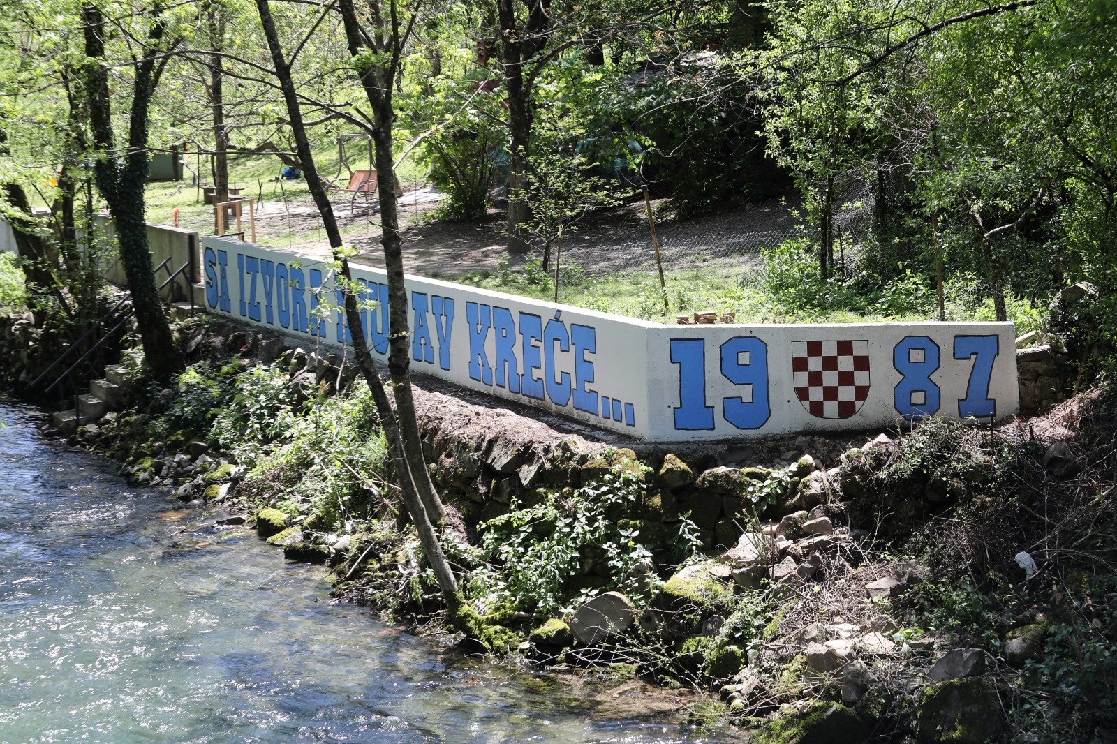 Armada povodom obilježavanja 34. rođendana ispisala dva prigodna grafita