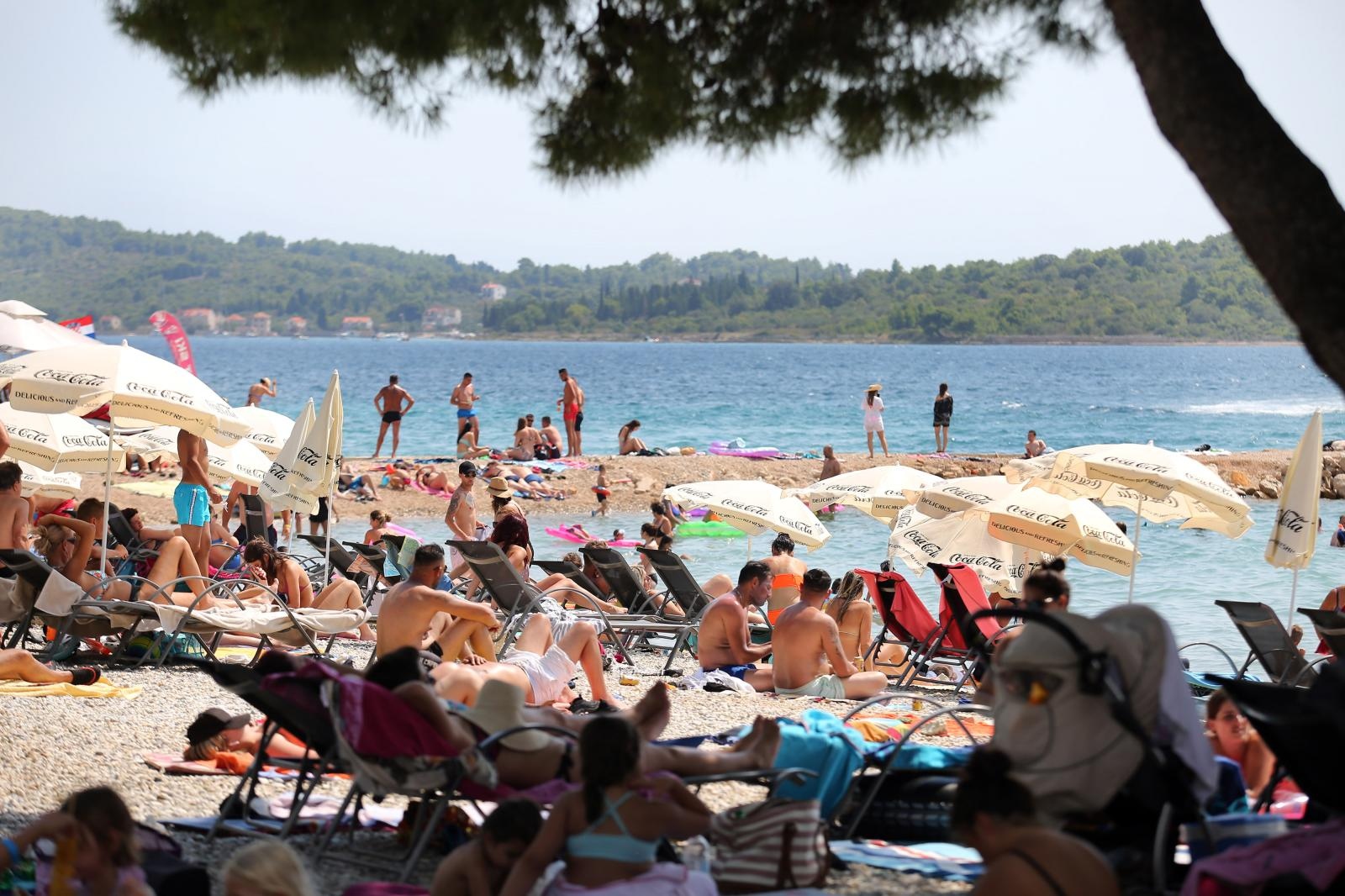 Plaže u Vodicama pune su kupača koji uživaju u sunčanom i toplom danu