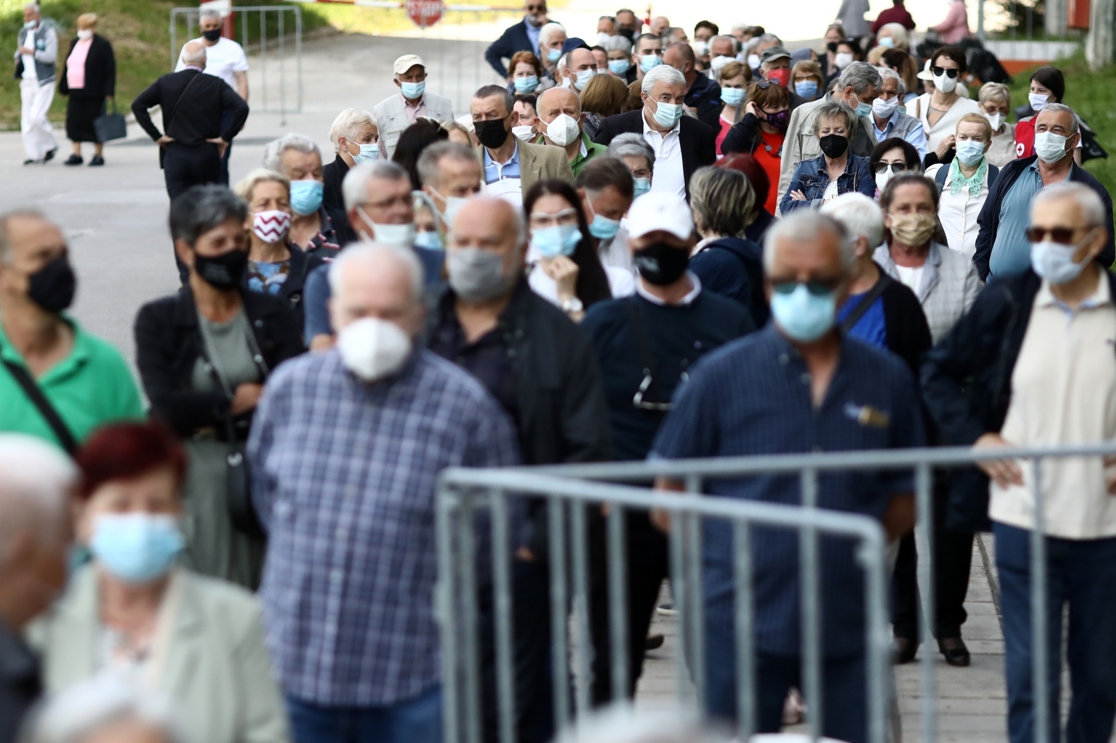 Velike gužve ispred sarajevske dvorane Zetra u kojoj je nastavljeno cijepljenje starijih od 75 godina