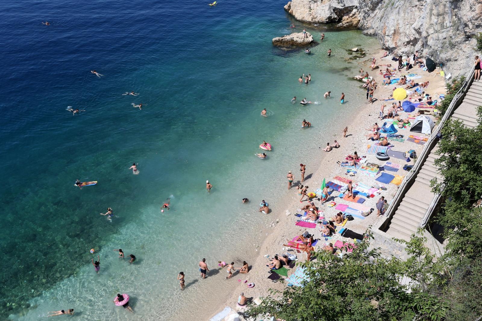Rijeka: Kupači na gradskoj plaži Sablićevo na Pećinama