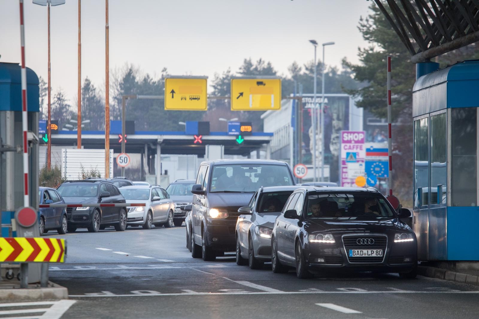 Gužve na ulasku u Hrvatsku na graničnom prijelazu Pasjak Gužve na ulasku u Hrvatsku na graničnom prijelazu Pasjak