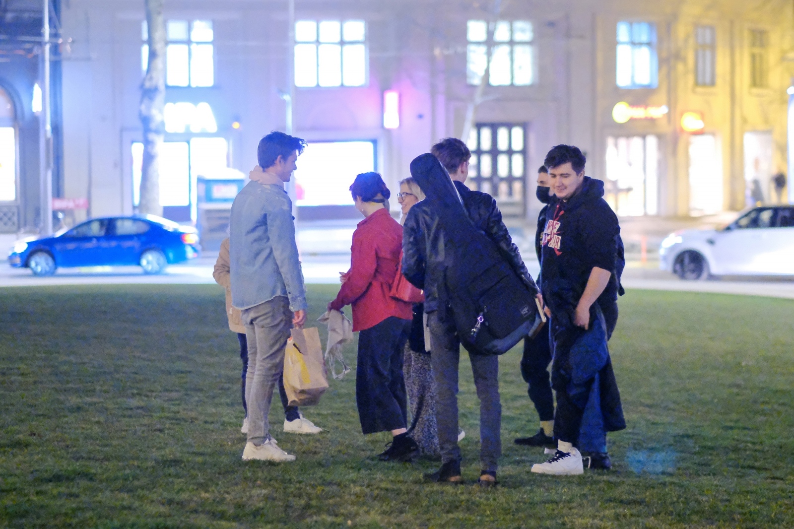 Zagreb: Mladi se u večernje sate okuoljaju kod HDLU-a
