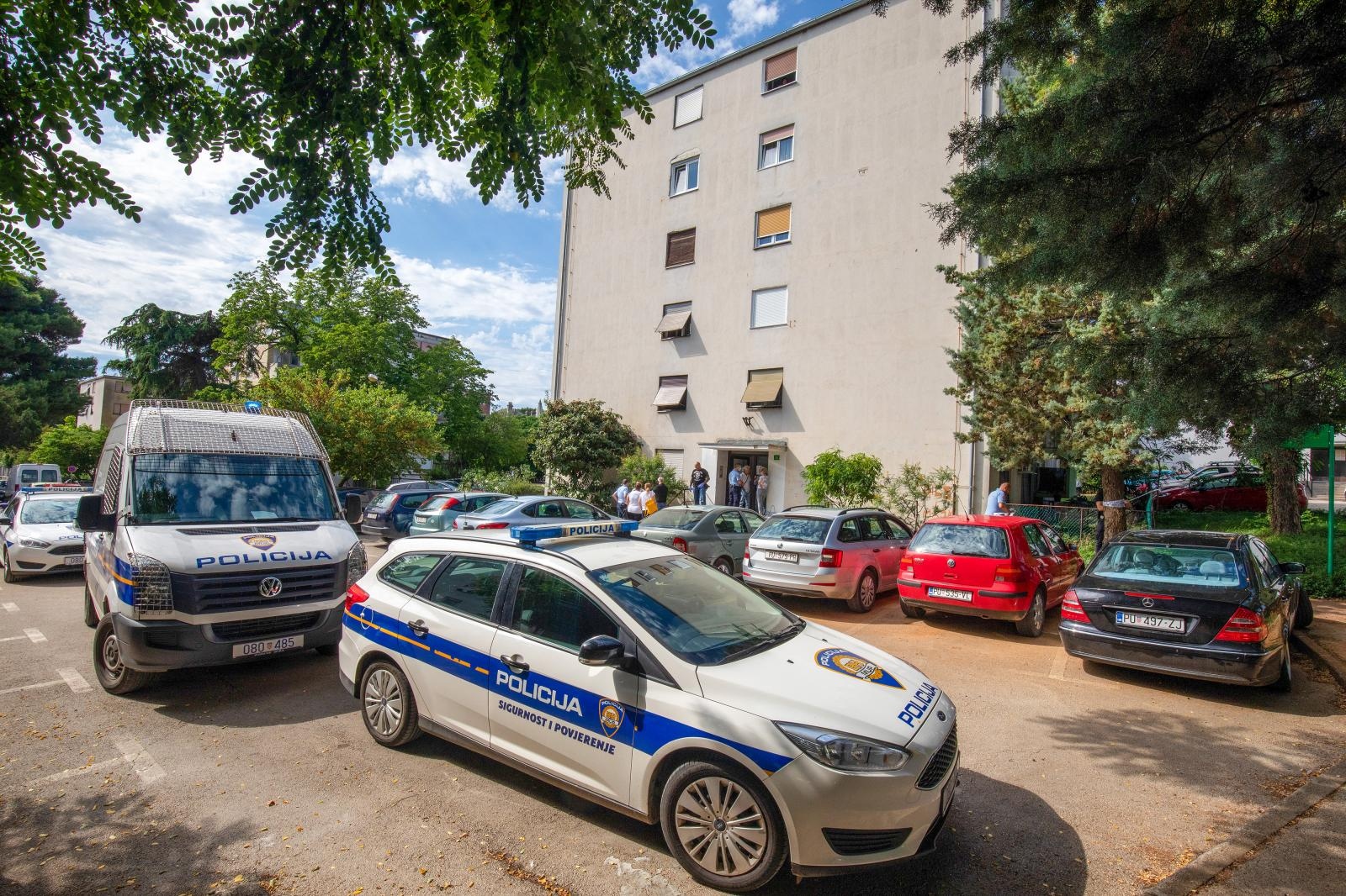 Pula: Očevid u stanu gdje je pronađeno tijelo žene, sumnja se na ubojstvo