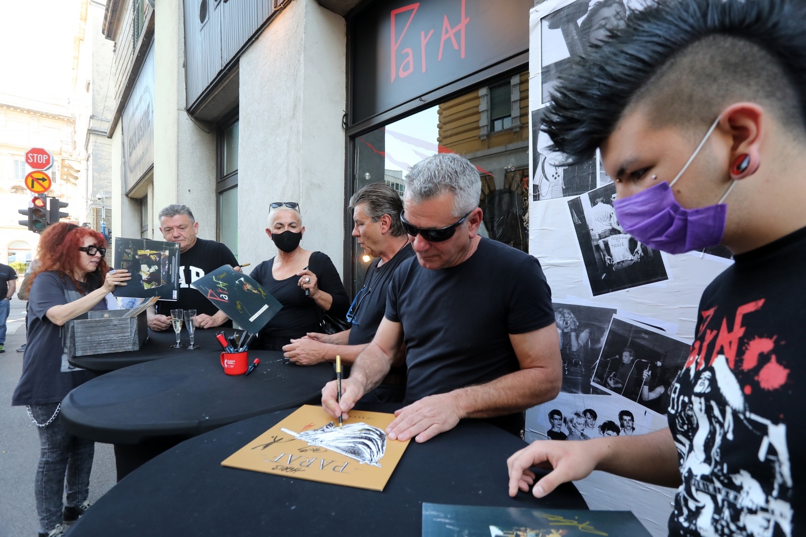 Rijeka: Članovi punk grupe Paraf potpisivali vinilna reizdanja svojih albuma