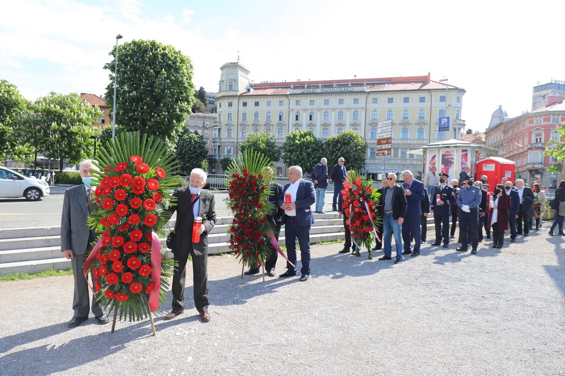Polaganje-vijenaca-spomenik-na-Delti-2